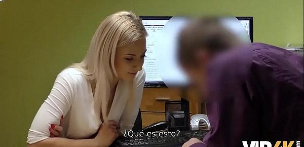  VIP4K. La rubia natural Nathaly Teges resuelve todos sus problemas abriendo piernas